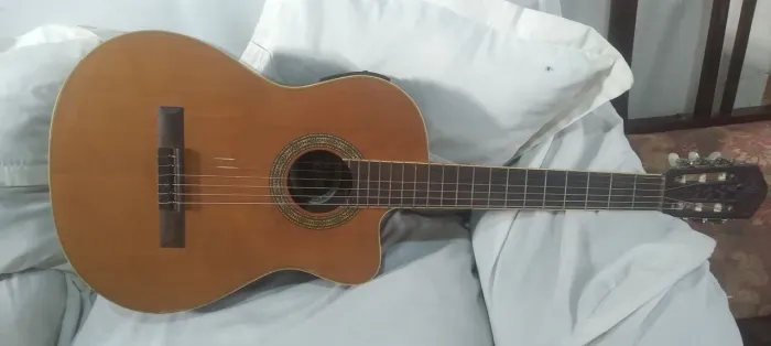 Vendo um violão elétrico semi novo 