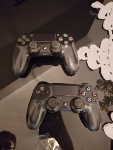 Dois controles de PlayStation 4 (PS4) Originais