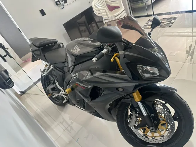 Honda CBR 1000 RR só transferir documentos em dia 