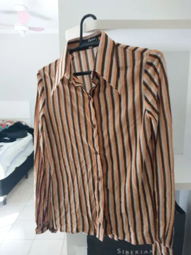 Duas camisas femininas veste 42