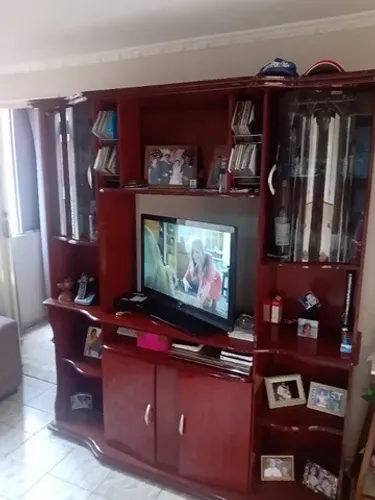Estante com portas de vidro, suporte para taças e Bicama com gavetas em perfeito estado.