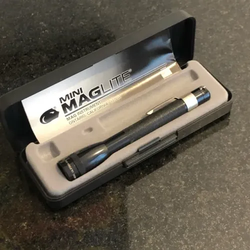 mini maglite com estojo, manual e lampada reserva