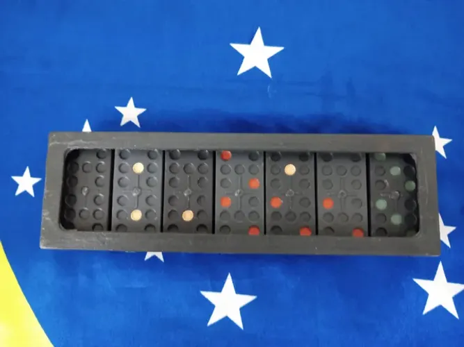 Dominó de plástico colorido; ("Usado, mas em bom estado").