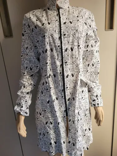 Jaleco novo, tam M, fundo branco com desenho de bichos