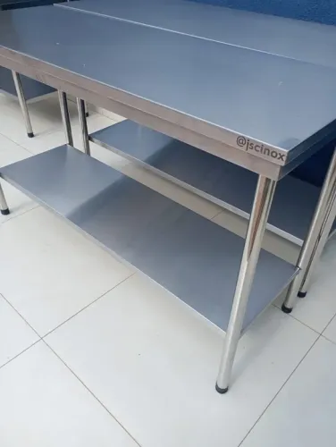 Mesa de manipulação com paneleiro inf. Liso .