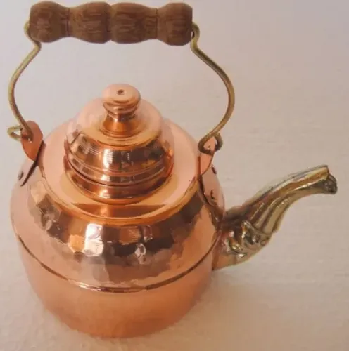 Chaleira de cobre com alça e pega de madeira