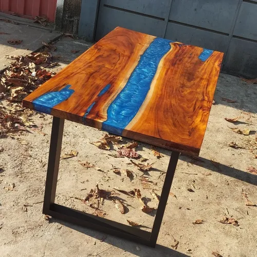 Mesa de Madeira e resina epoxi (Rivertable)