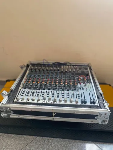 Console - Mesa de Som Xenyx X2222 USB Bivolt - Behringer - Mixer 