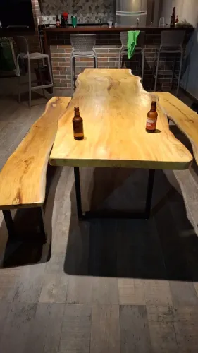 Mesa de Jantar de Madeira Maciça