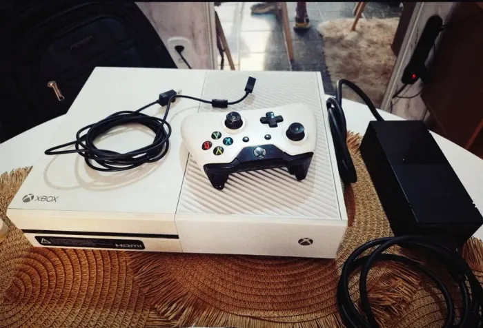 Xbox One  branco com controle e jogos Roblox fortnite 