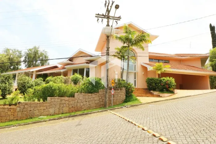 CASA À VENDA EM CONDOMÍNIO FECHADO COM 4 SUÍTES NO GRAMADO EM CAMPINAS.