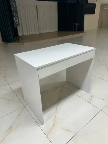 Penteadeira branca moderna com gaveta