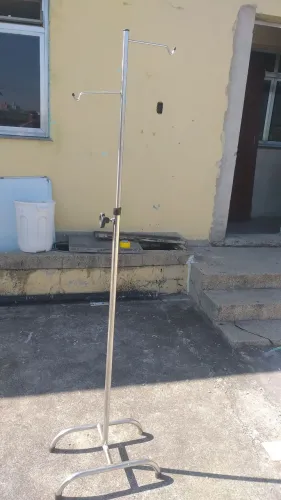 Suporte de soro hospitalar