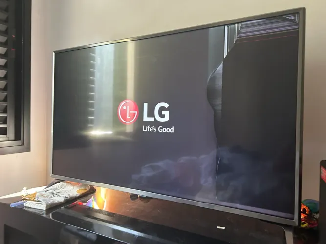 TV LG 43pol UJ6565 com LED novo - tela quebrada