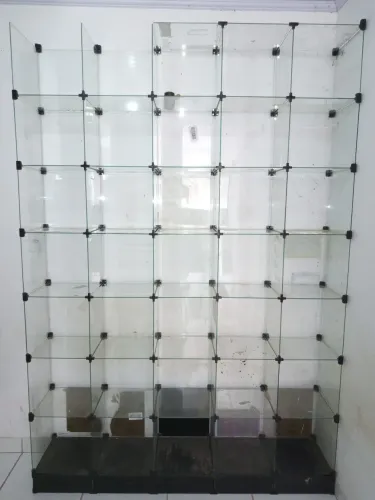 Vendo  3 Expositores de Vidro - Vitrines de Loja em ótimo estado com base de ferro e rodas