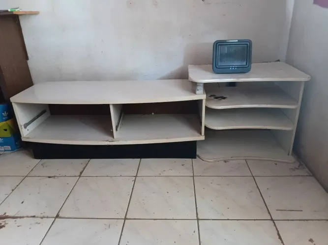 Vendo esse rack para sala e TV ou aparelho de som cor branco.