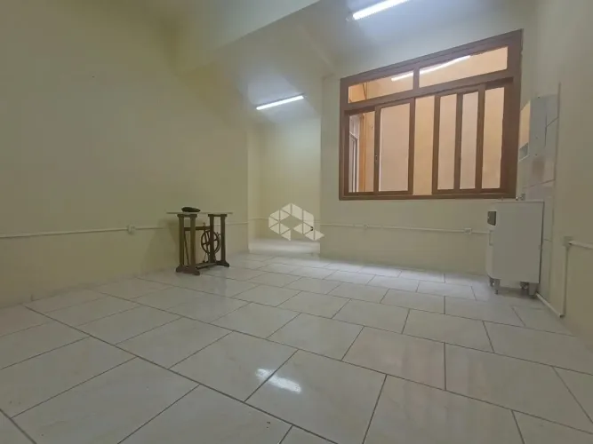 Sala Comercial Reformada. 23m². Condomínio com Elevador!