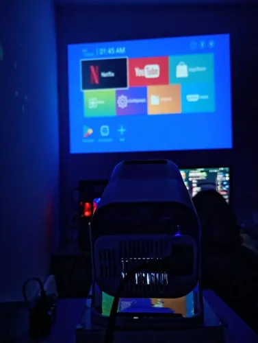 Projetor 4K de alta qualidade com design moderno