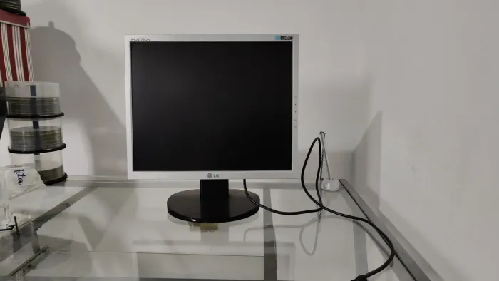 Monitor LG L1753- Tela 17 - Resolução HD - 75 Hz - 1ms - DVI - VGA