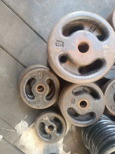 Anilhas de ferro e halteres emborrachados usados