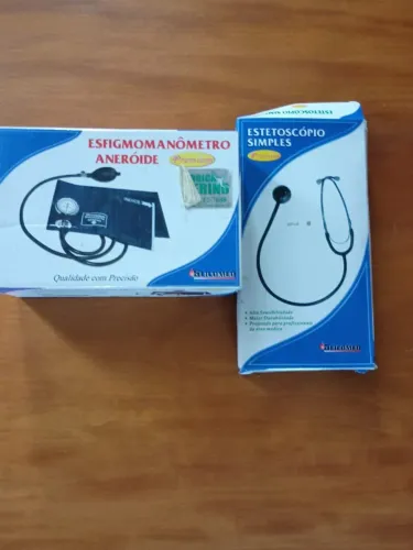 Esfigmomanômetro aneróide e estetoscópio simples (Glicomed)