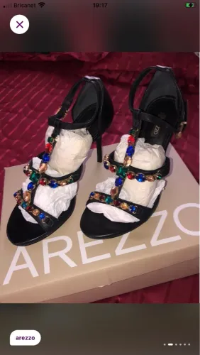 Sandália Arezzo Pedraria - Elegância e Brilho
