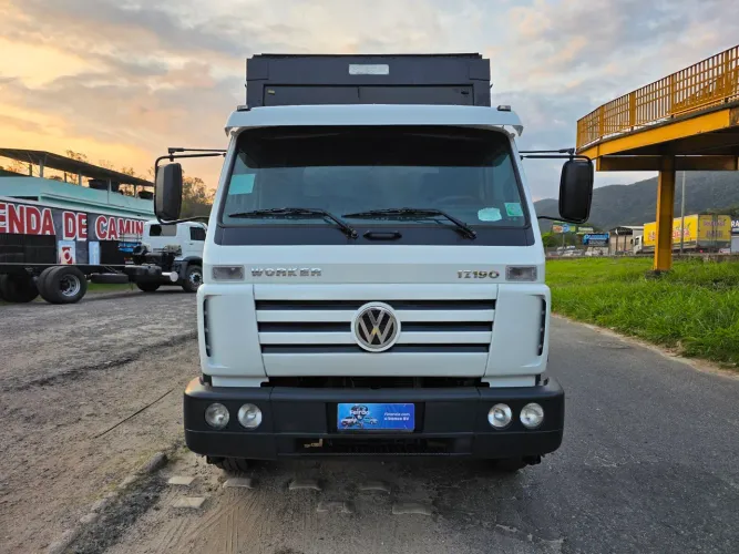 Vw modelo 17.190 ano 2014 no baú de bebida