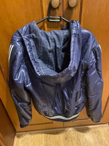 Jaqueta azul com capuz