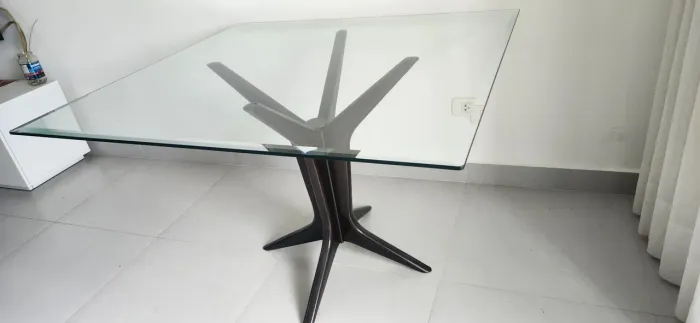 Mesa de Jantar com Design Moderno e Tampo de Vidro