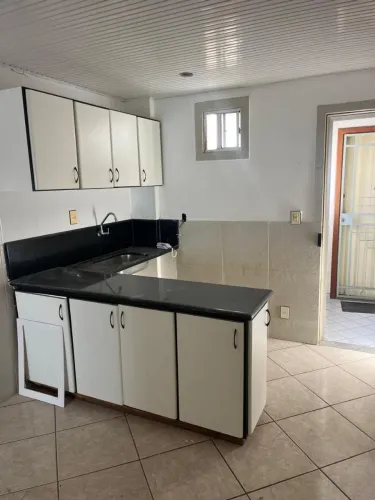 Kitnet c/ armário de cozinha, ar cond, guarda roupa, bem ventilada, bem localizada.