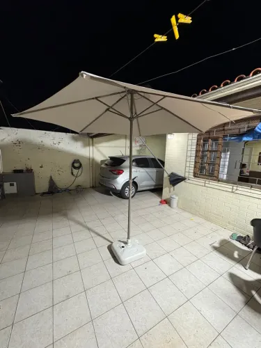 Ombrelone Central 2,31x2,60x2,60m em Aço Taupe Polar Hexagonal Naterial. 