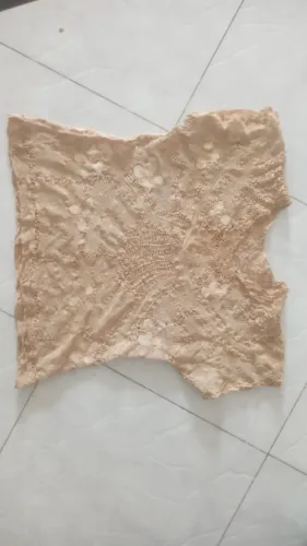 Blusa linda de renda renascença bege