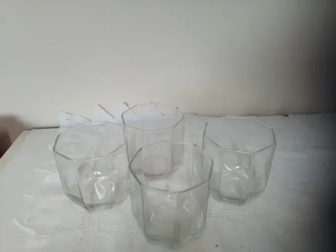 4 copos em vidro translucido octogonal com fundo arredondado