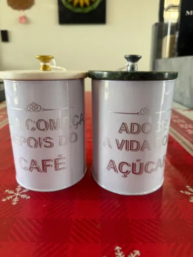 Dois potes para açúcar e café