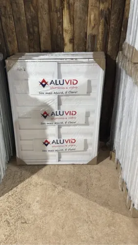 Veneziana alumínio branco sem vidros 1,00 altura x 0,80 largura