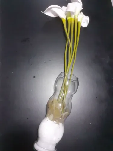 Vaso Decorativo em Vidro Preenchido e 5 Flores Copo de Leite - Leia a Descrição