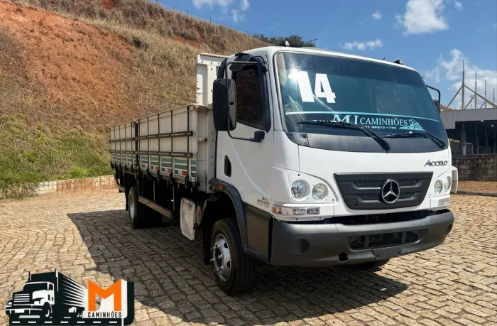 MB 1016 graneleiro ano 2014 com ar condicionado