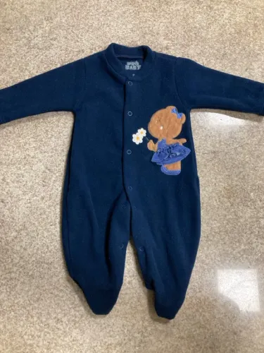 Macacão de Bebê Azul de soft com Detalhe de Ursinha