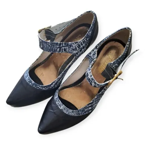 Par de Sapatos Feminino de Salto Alto Azul e Preto - Número 35
