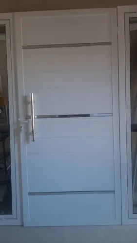 Porta de alumínio com design moderno