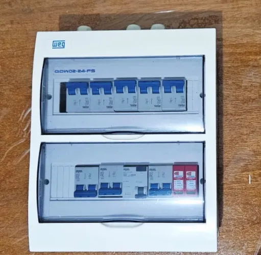 Quadro de distribuição elétrica completo.