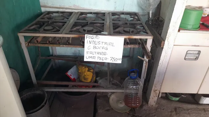 Fogão industrial de 6 bocas, marca Venâncio, falta só uma peça dr cano
