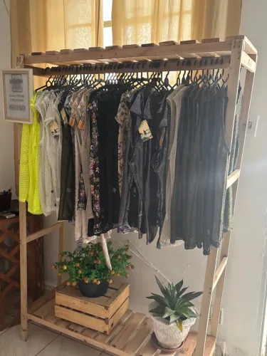 Arara de Roupas em Madeira com Prateleira