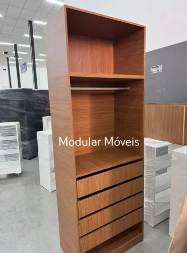 Closet Cabideiro com Maleiro e 4 Gavetas - MDF Amadeirado