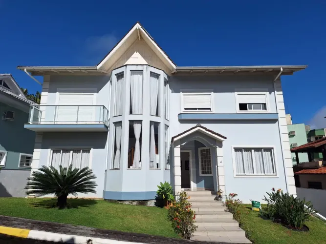 Casa de 5 dormitórios no Córrego Grande