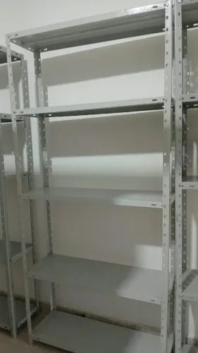Estante de ferro