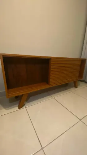 Rack em madeira (peroba rosa), com portas de correr.