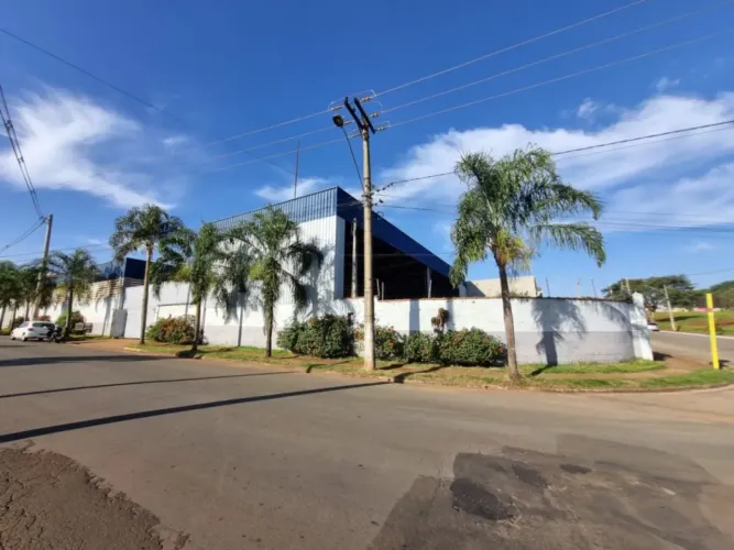 Amplo Barracão Industrial/Comercial Com 5 Banheiros Para Locação Em Iracemápolis/Sp