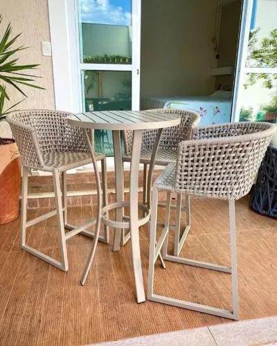 Mesa bistrô com banquetas em corda náutica 