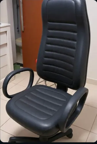 Cadeira Presidente semi nova Confortável